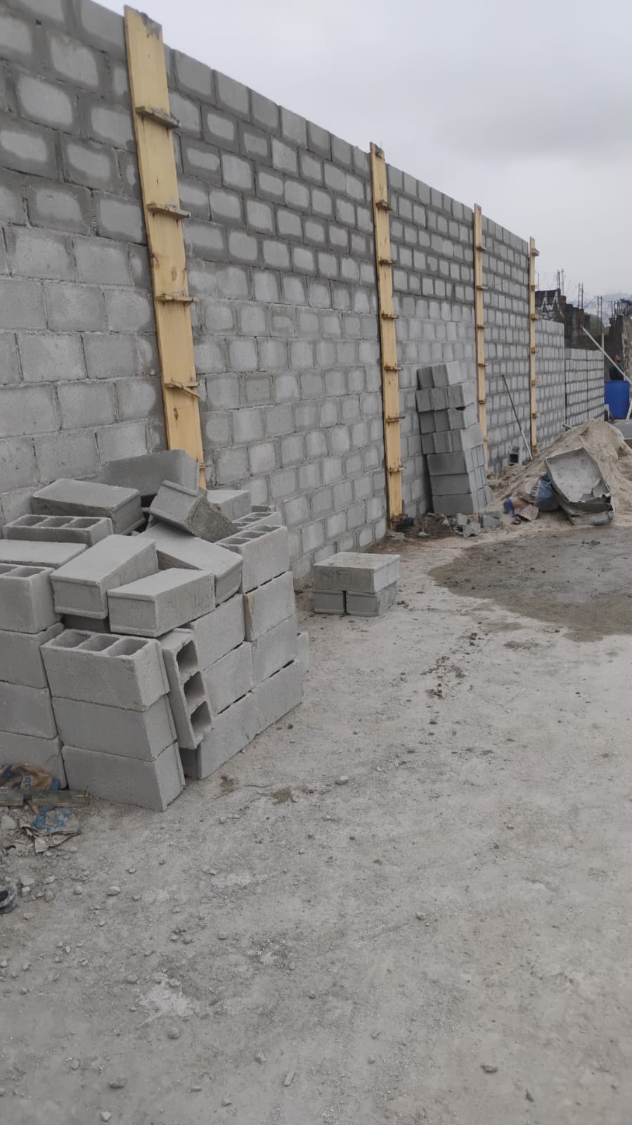 Obra em andamento em blocos de concreto