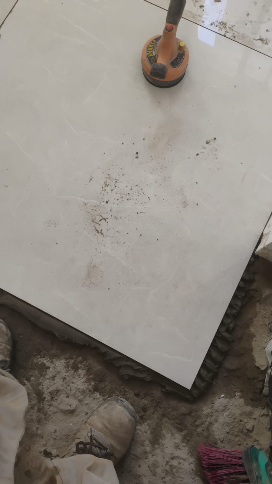 Assentamento de piso em obra